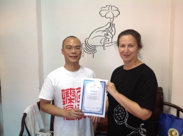 Dr Sun Lei remet le diplôme d'enseignant de qi gong de l'institut de recherches de Shanghai à Claire en juin 2015.